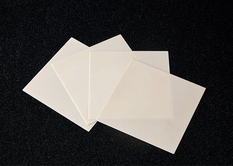 アルミナ（AL2O3）、窒化アルミニウム（ALN）、窒化珪素（SI3N4）および他の陶磁器材料に基づく基質