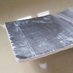 貯蔵タンク、容器および他の装置の絶縁材のために適したエアロゲルの断熱毛布